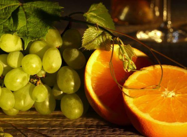 ผลไม้รวมหลายชนิดกับองุ่น