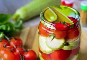 5 สูตรเด็ดสำหรับซูกินี่และมะเขือเทศหมักสำหรับฤดูหนาว