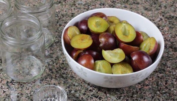 ลูกพลัมบนจาน