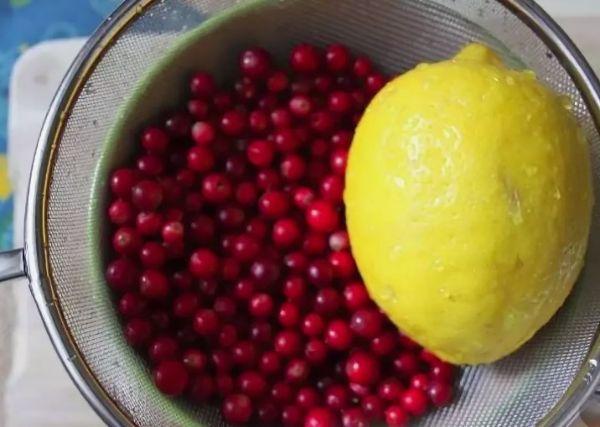 ลิงกอนเบอร์รี่และมะนาว