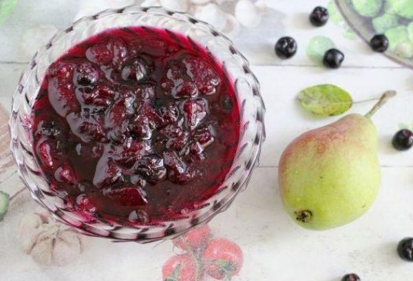 ลูกแพร์กับผลเบอร์รี่