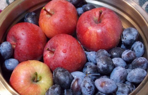 ลูกพลัมและแอปเปิ้ล
