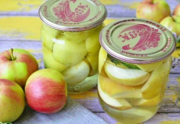 แอปเปิ้ล Antonovka ในน้ำเชื่อม
