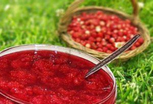 7 meilleures recettes pour préparer des fraises au sucre pour l'hiver sans cuisson