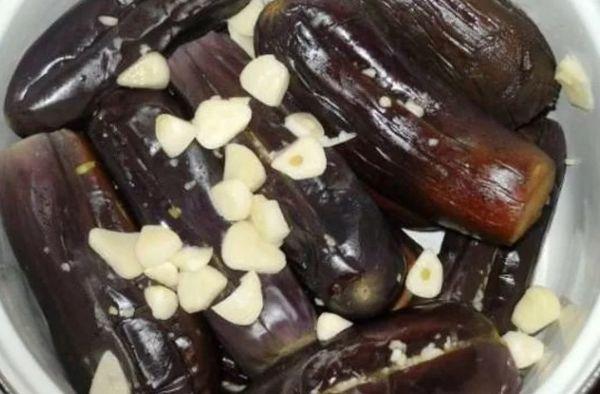 สีน้ำเงินกับกระเทียม