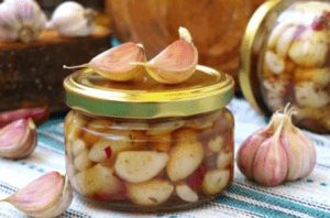 สูตรกระเทียมในน้ำมันสำหรับฤดูหนาวแบบทีละขั้นตอน วิธีเตรียมและเก็บรักษา