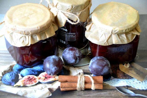 ลูกพลัมและอบเชย