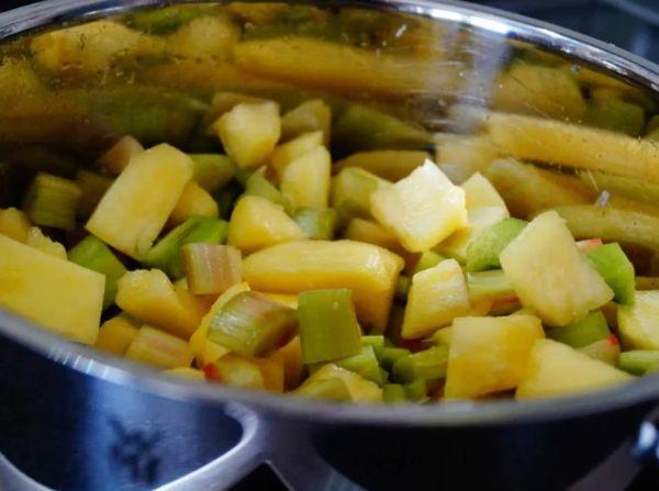 สับปะรดกับรูบาร์บ