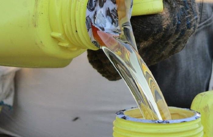 verser dans le réservoir