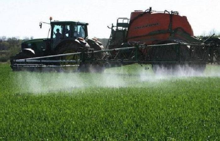 รถแทรกเตอร์พร้อมเครื่องพ่นยา