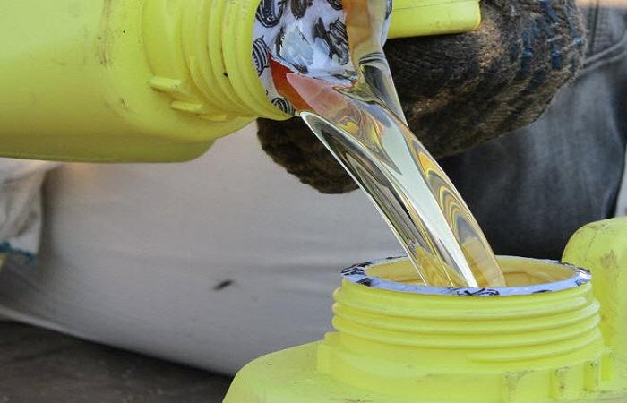 เทลงในถัง