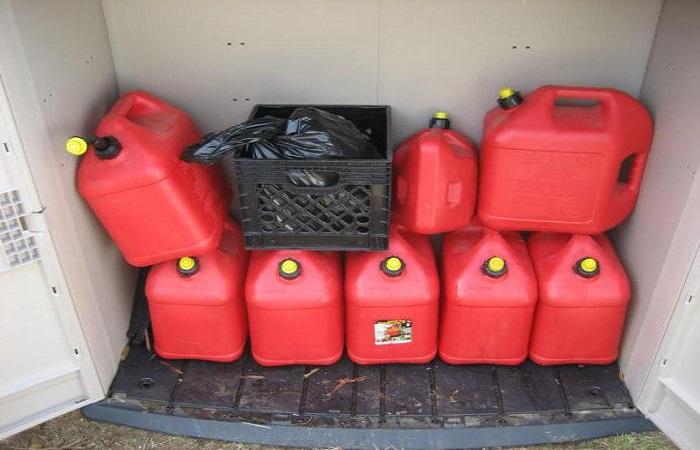 bidons dans l'armoire