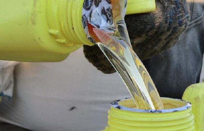 เทลงในถัง