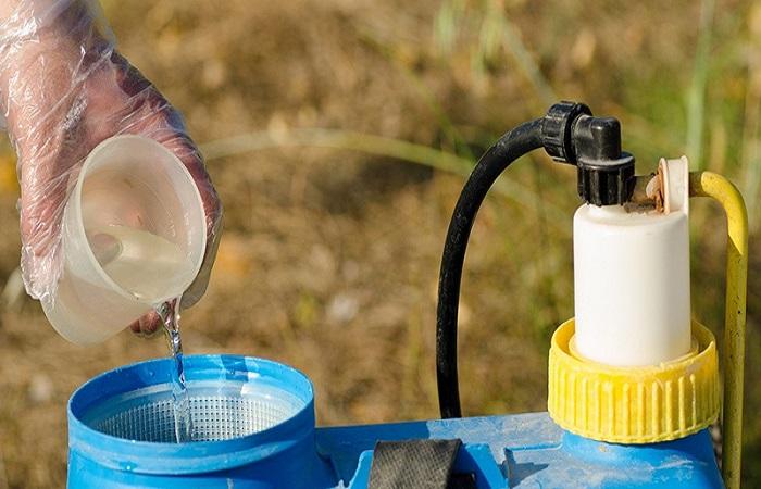 verser dans le réservoir