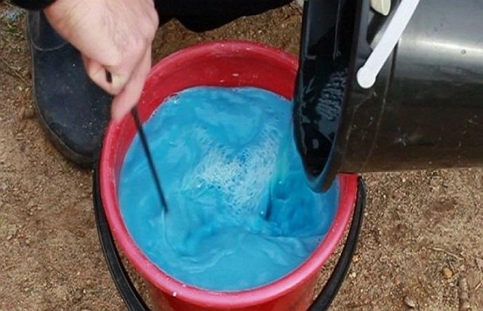 เทของเหลวลงไป