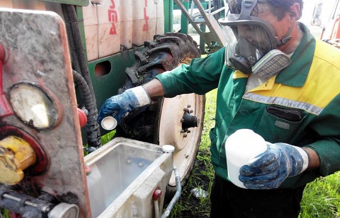 เทลงในถัง