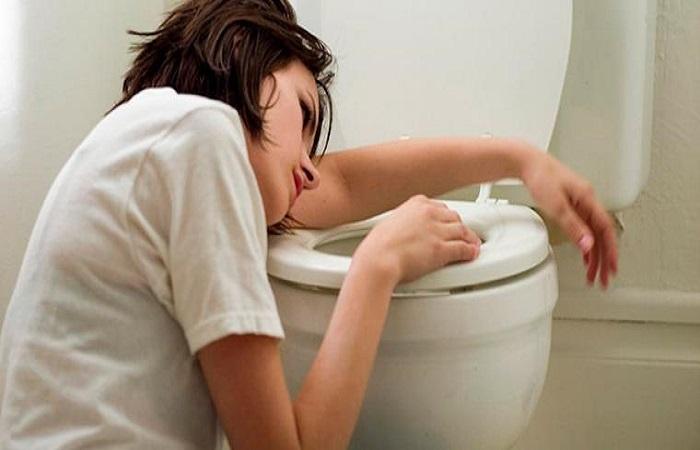 นอนบนโถส้วม