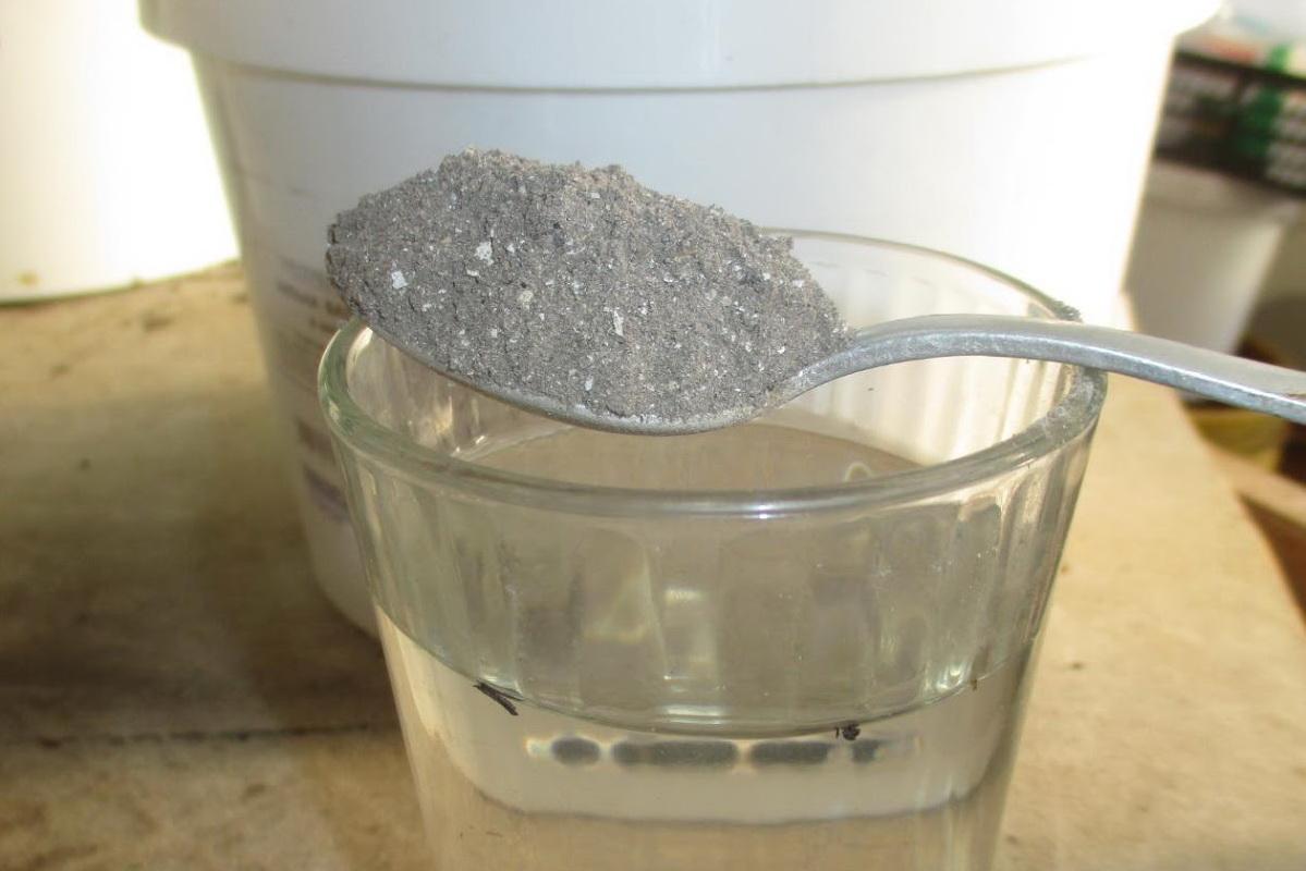 Préparation de solution de cendres pour les fermes